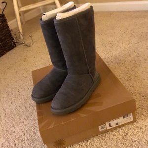 UGG classic Tall Grey size 6